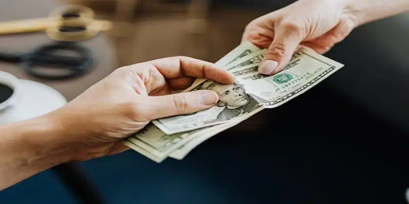 Nằm chiêm bao thấy bản thân được người khác cho tiền